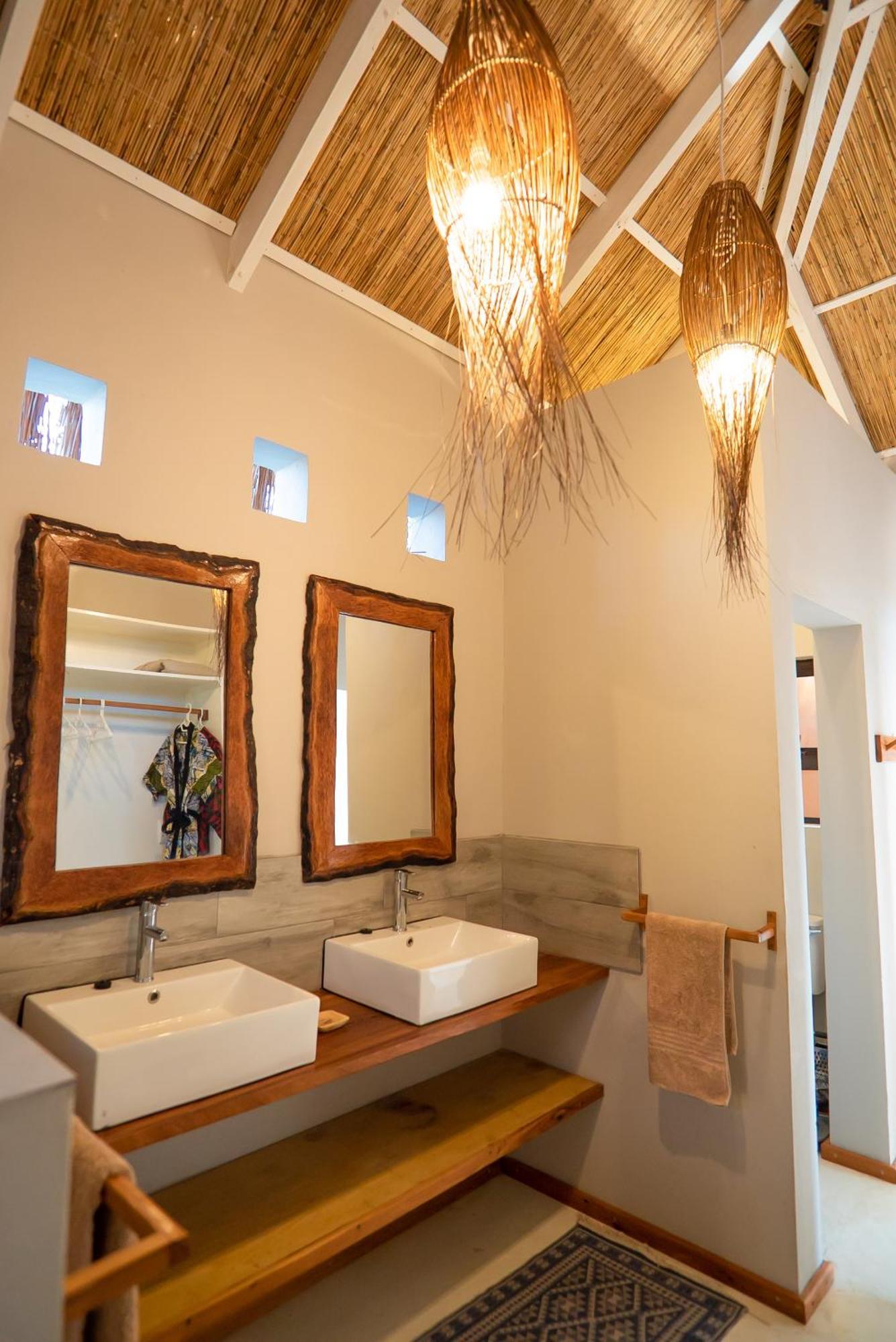 Bela Flor Beach Front Apartments 伊尼扬巴内 外观 照片